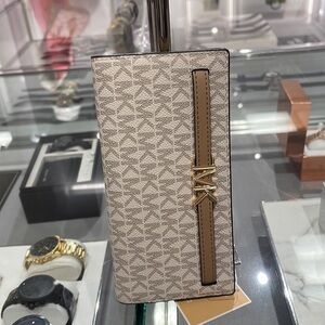 MICHAEL KORS
Reed Large Snap Signature Wallet
Style: 35S3G6RE3B
Camel Multi 
NWT